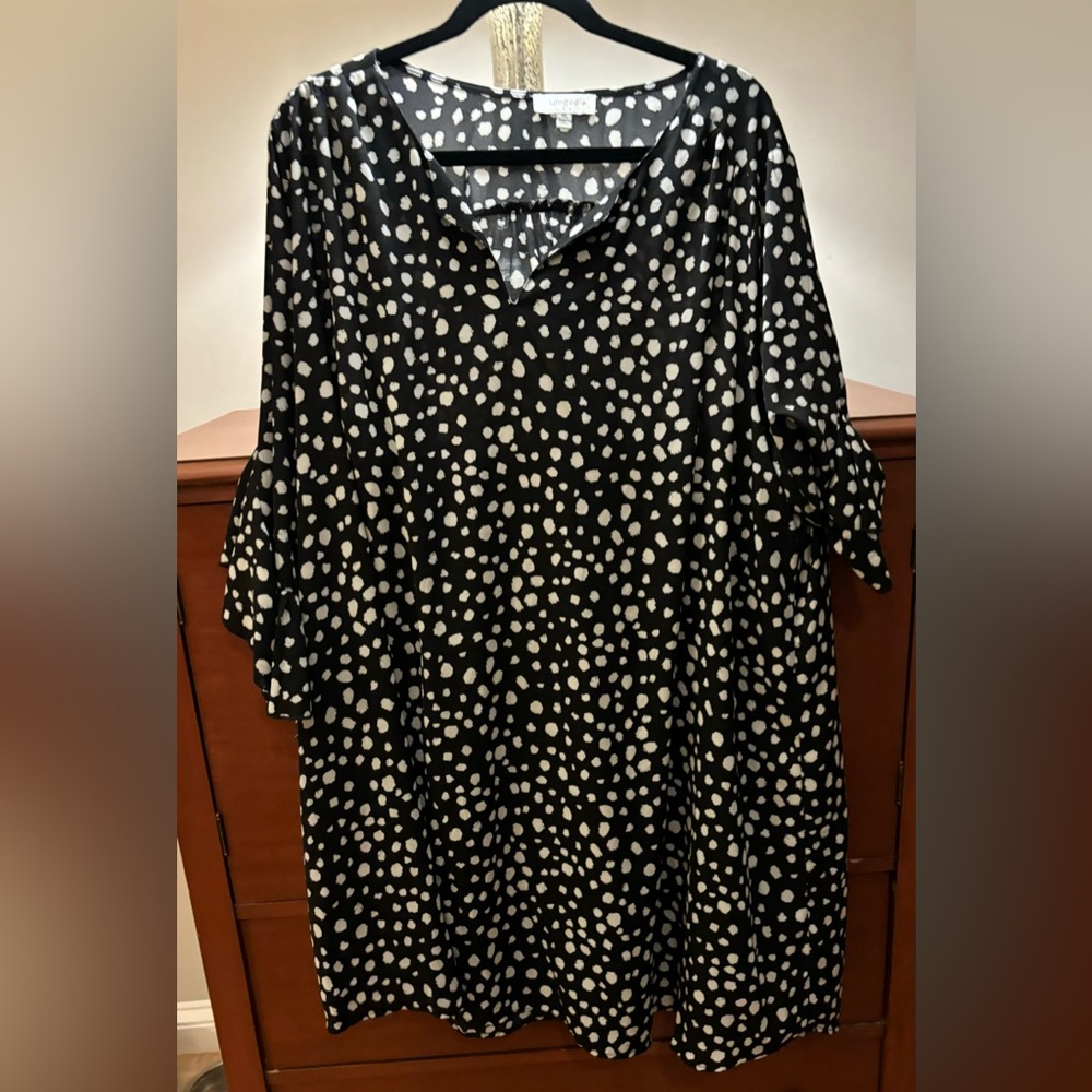 UMGEE XL black and white 3/4 flutter sleeves